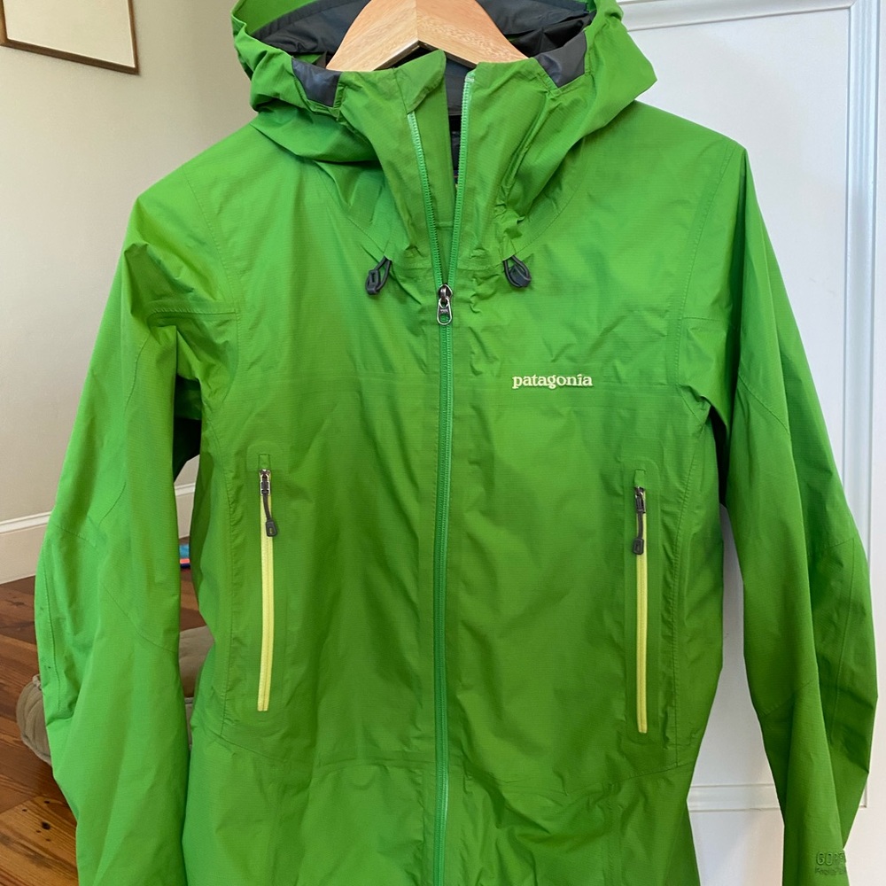 W’ Patagonia Gore-Tex paclite Super Cell jacket.